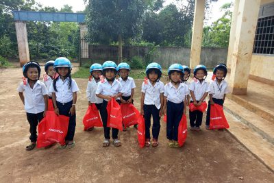 Đội mũ bảo hiểm giúp học sinh có ý thức tuân thủ luật giao thông